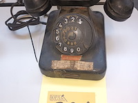 Lot 321 - telefoon in bakeliet - afbeelding 1 van  2