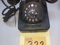 Lot 322 - telefoon in bakeliet - afbeelding 1 van  3