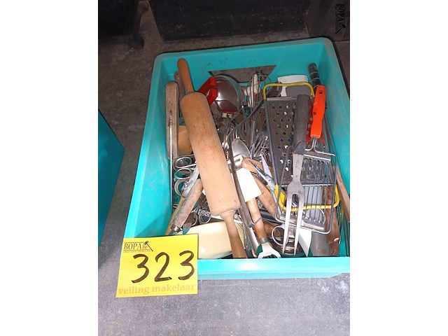Lot 323 - bak met bestek - afbeelding 1 van  3
