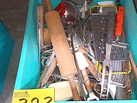 Lot 323 - bak met bestek - afbeelding 1 van  3