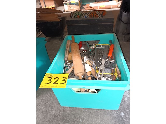 Lot 323 - bak met bestek - afbeelding 2 van  3