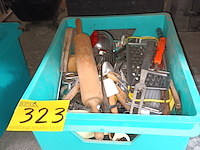 Lot 323 - bak met bestek - afbeelding 2 van  3