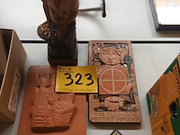 Lot 323 - poperinge beeld en tabletten. 4 stuks