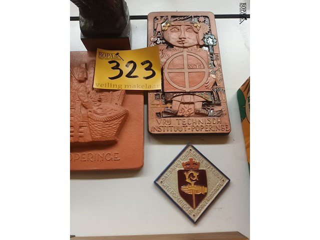 Lot 323 - poperinge beeld en tabletten. 4 stuks - afbeelding 2 van  4