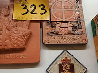 Lot 323 - poperinge beeld en tabletten. 4 stuks - afbeelding 2 van  4