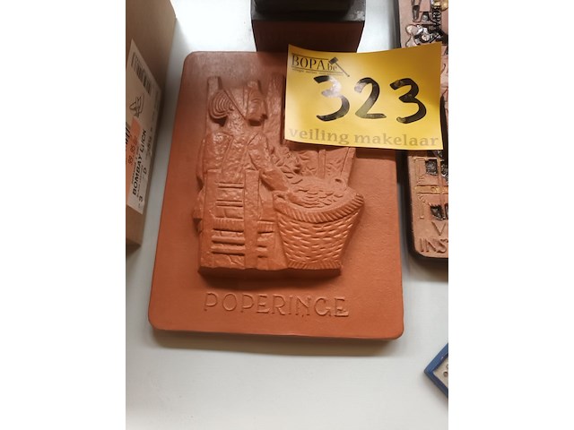 Lot 323 - poperinge beeld en tabletten. 4 stuks - afbeelding 3 van  4
