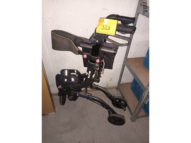 Lot 323 - rollator - afbeelding 1 van  2