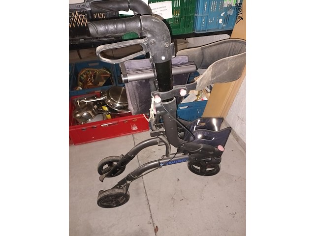 Lot 323 - rollator - afbeelding 2 van  2