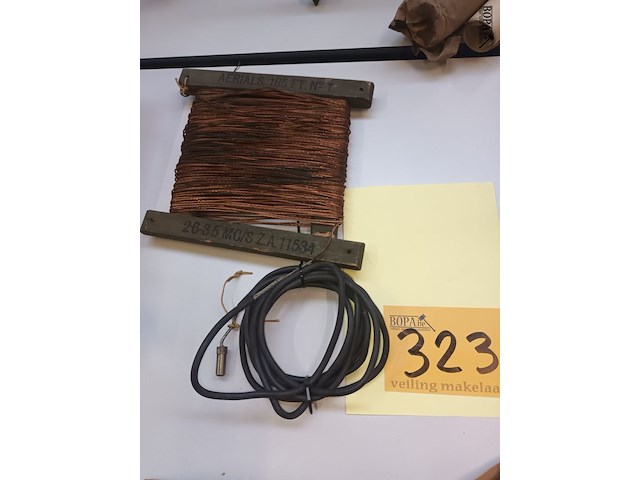 Lot 323 - spoel met koperen draad - afbeelding 1 van  3