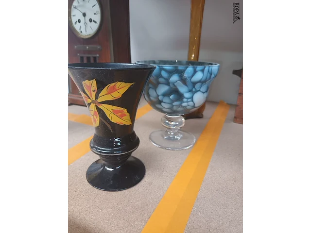 Lot 323 - vazen. 3 stuks - afbeelding 3 van  3