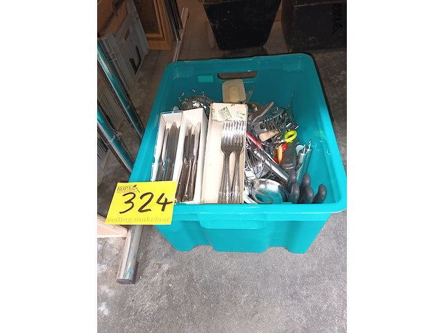 Lot 324 - bak met bestek - afbeelding 1 van  3