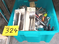 Lot 324 - bak met bestek - afbeelding 1 van  3