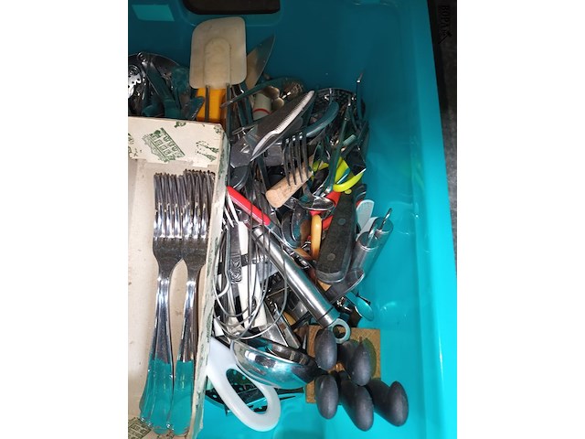 Lot 324 - bak met bestek - afbeelding 2 van  3