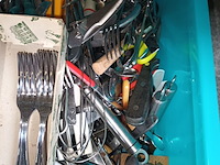 Lot 324 - bak met bestek - afbeelding 2 van  3