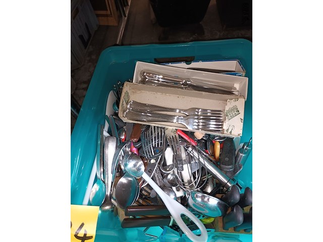 Lot 324 - bak met bestek - afbeelding 3 van  3