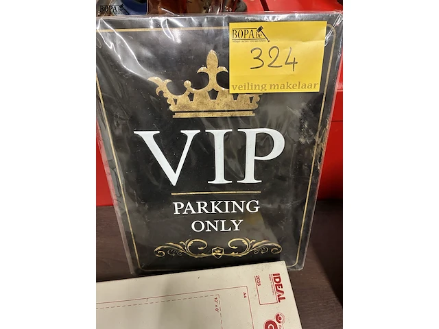 Lot 324 - metalen wandbord vip parking - afbeelding 1 van  1