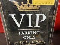 Lot 324 - metalen wandbord vip parking