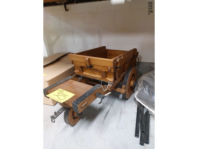 Lot 325 - decoratieve houten aanhangwagen - afbeelding 1 van  2