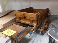 Lot 325 - decoratieve houten aanhangwagen - afbeelding 1 van  2