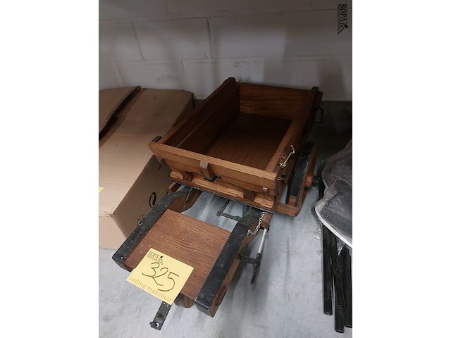 Lot 325 - decoratieve houten aanhangwagen - afbeelding 2 van  2