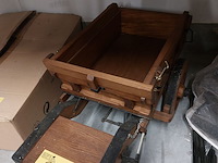 Lot 325 - decoratieve houten aanhangwagen - afbeelding 2 van  2