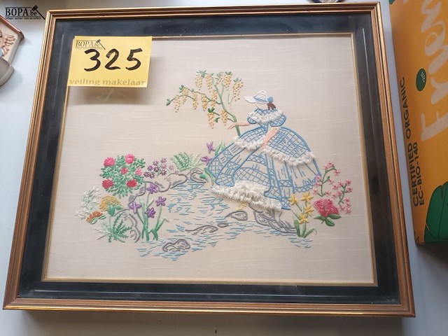 Lot 325 - kader vrouw met bloemen - afbeelding 1 van  4