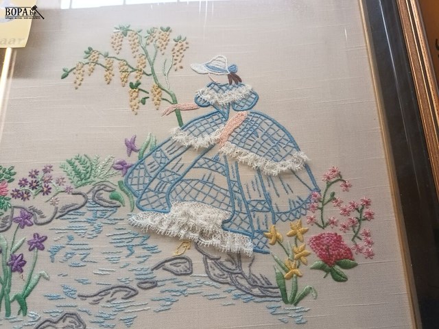 Lot 325 - kader vrouw met bloemen - afbeelding 2 van  4