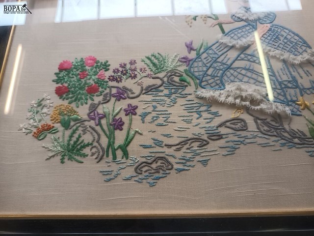 Lot 325 - kader vrouw met bloemen - afbeelding 3 van  4