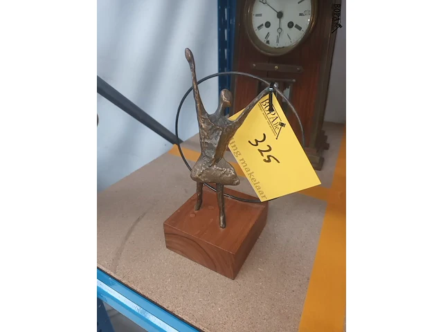 Lot 325 - kunstwerk in brons - afbeelding 1 van  6