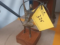 Lot 325 - kunstwerk in brons