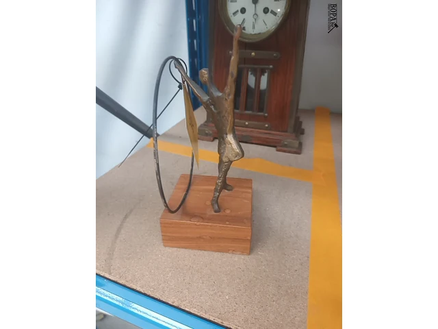 Lot 325 - kunstwerk in brons - afbeelding 2 van  6