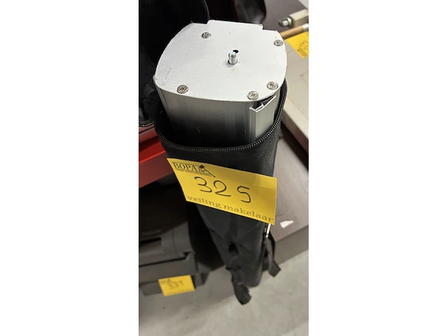 Lot 325 - roll-up banner met case en draagtas - afbeelding 1 van  1
