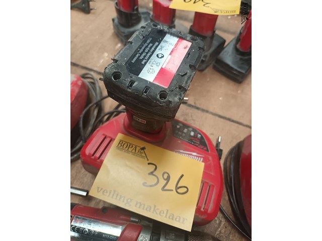 Lot 326 - accu boormachine milwaukee - afbeelding 2 van  2