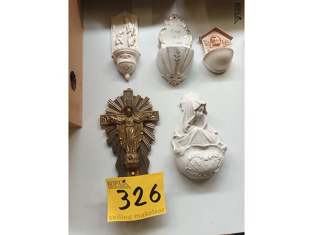 Lot 326 - wijwatervaatjes. 5 stuks - afbeelding 1 van  4