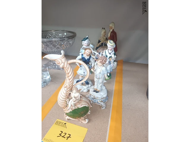 Lot 327 - beeldjes. 6 stuks - afbeelding 2 van  6