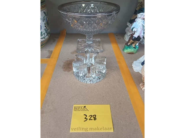 Lot 328 - glazen schaal en theelichthouder - afbeelding 1 van  4