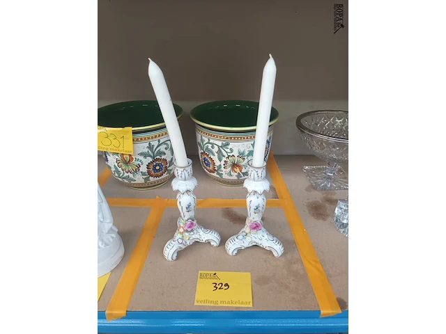 Lot 329 - koppel kandelaars in porselein - afbeelding 1 van  3
