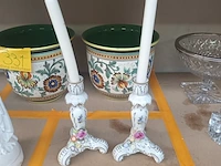 Lot 329 - koppel kandelaars in porselein