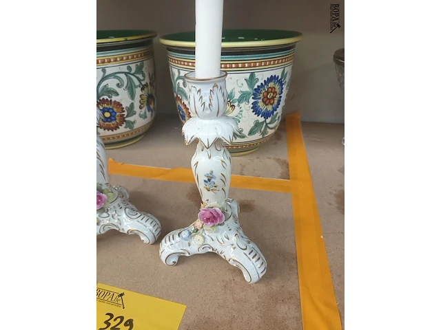 Lot 329 - koppel kandelaars in porselein - afbeelding 2 van  3