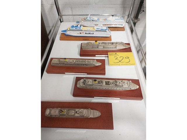 Lot 329 - miniatuur cruise schepen op schaal, 6 stuks - afbeelding 1 van  7