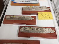 Lot 329 - miniatuur cruise schepen op schaal, 6 stuks - afbeelding 1 van  7
