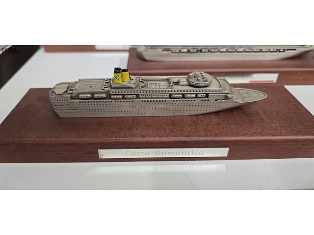 Lot 329 - miniatuur cruise schepen op schaal, 6 stuks - afbeelding 2 van  7