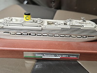 Lot 329 - miniatuur cruise schepen op schaal, 6 stuks - afbeelding 3 van  7