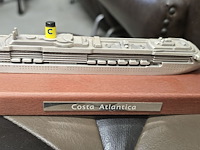 Lot 329 - miniatuur cruise schepen op schaal, 6 stuks - afbeelding 4 van  7