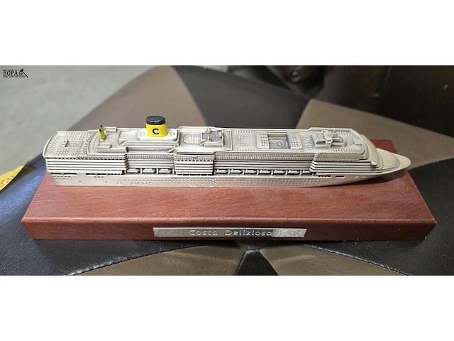 Lot 329 - miniatuur cruise schepen op schaal, 6 stuks - afbeelding 5 van  7