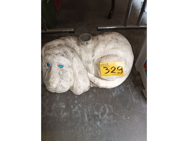 Lot 329 - parasolvoet in beton - afbeelding 1 van  3