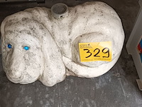 Lot 329 - parasolvoet in beton - afbeelding 1 van  3