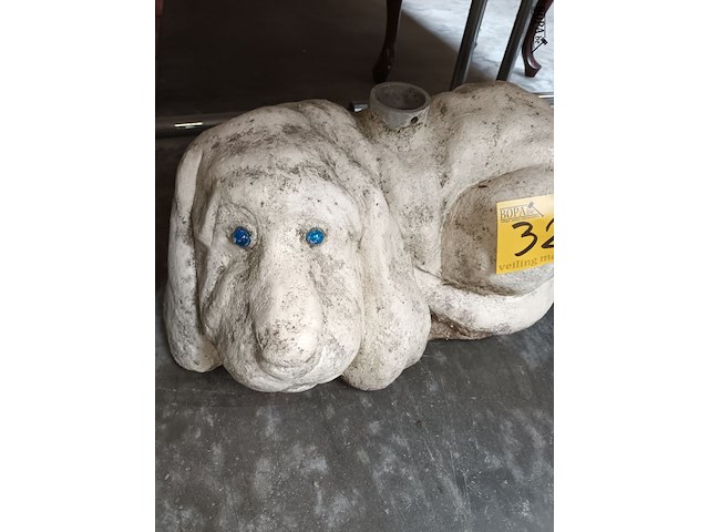 Lot 329 - parasolvoet in beton - afbeelding 2 van  3