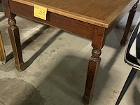 Lot 33 - antieken houten tafel met gedraaide poten - afbeelding 3 van  4