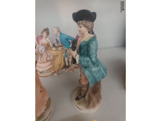 Lot 33 - biscuit beeldjes. 3 stuks - afbeelding 2 van  5